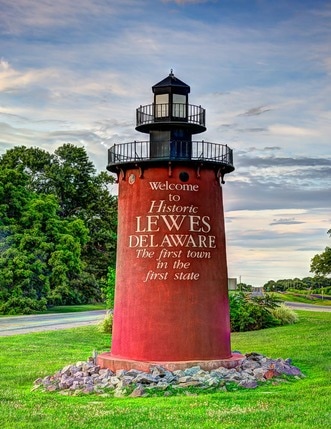 Picture of the brown lighthouse that you see as you come into lewes